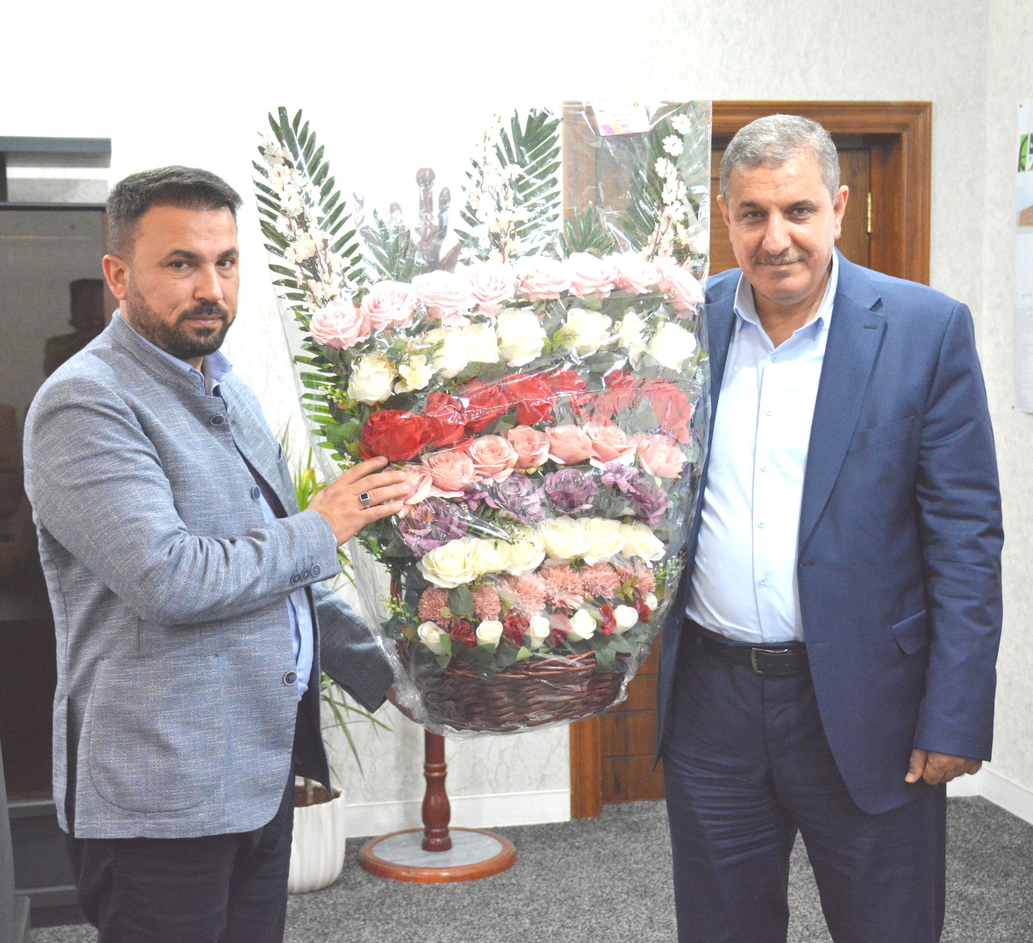The Managing Director of the Modern Paints Industries Company extends congratulations to the Director General of Al-Fao General Engineering Company on the occasion of assuming his new position