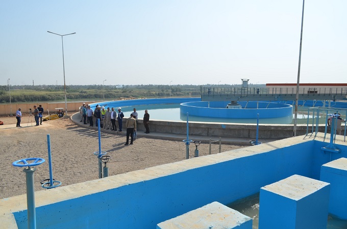 The Director General of Al-Fao General Engineering Company supervises in the field of the trial operation of the Dujail Water Project in Salah al-Din Governorate