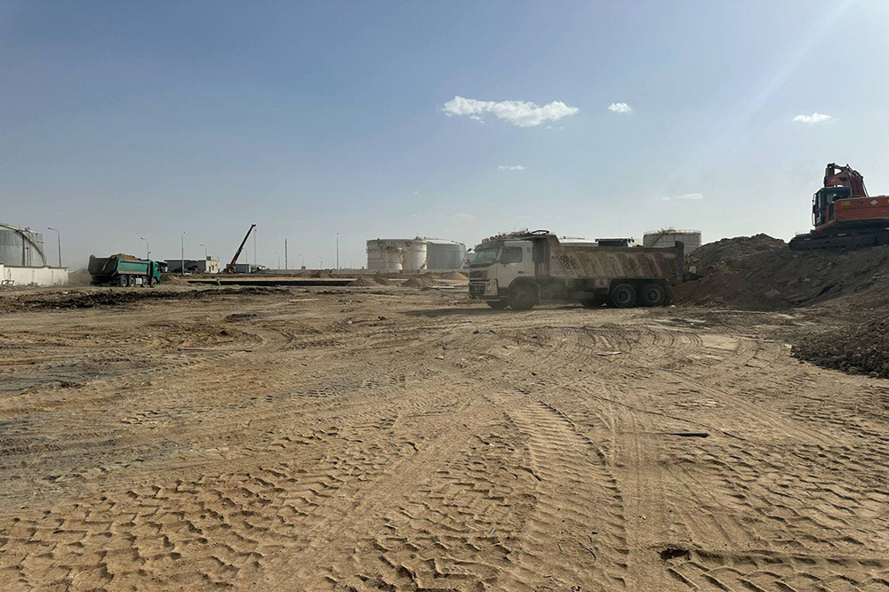 Construction of a crude oil storage tank at the Salah al-Din refinery in Baiji