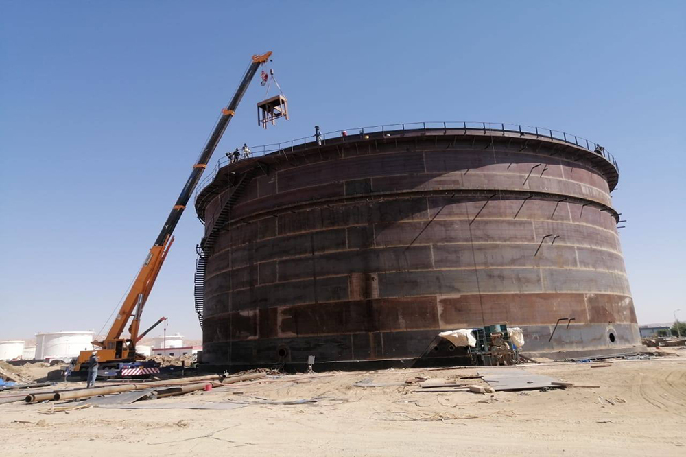 Construction of a crude oil storage tank at the Salah al-Din refinery in Baiji