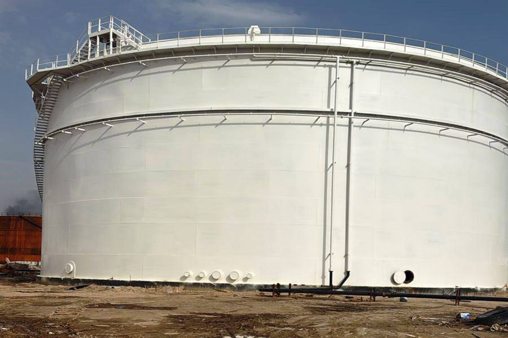 Construction of a crude oil storage tank at the Salah al-Din refinery in Baiji